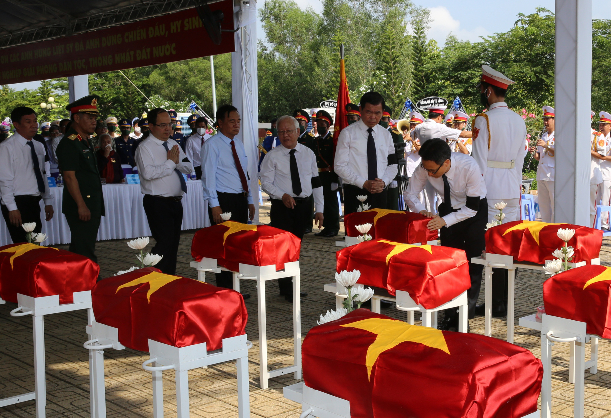 Phó Thủ tướng Vũ Đức Đam dự lễ truy điệu và an táng 28 hài cốt liệt sĩ tại Đồng Nai - Ảnh 2.