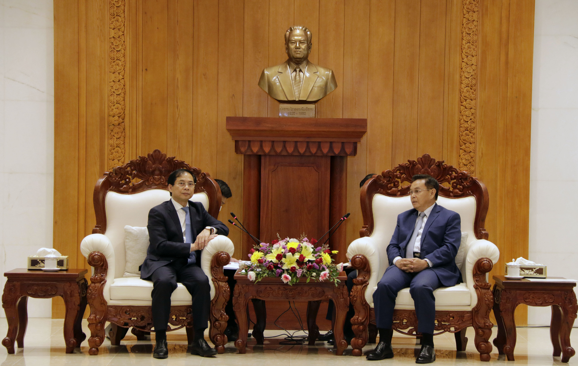 Bộ trưởng Bộ Ngoại giao Bùi Thanh Sơn chào xã giao lãnh đạo cấp cao Lào - Ảnh 3.