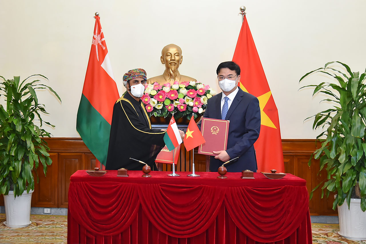 Việt Nam và Oman ký kết Hiệp định miễn thị thực cho người mang hộ chiếu ngoại giao, hộ chiếu đặc biệt và hộ chiếu công vụ - Ảnh 1.