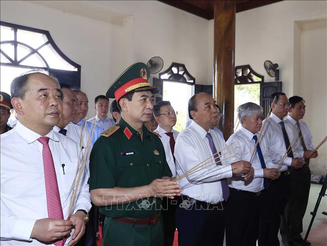 Chủ tịch nước dâng hương tưởng nhớ các Anh hùng liệt sĩ tại Thành cổ Quảng Trị - Ảnh 2.