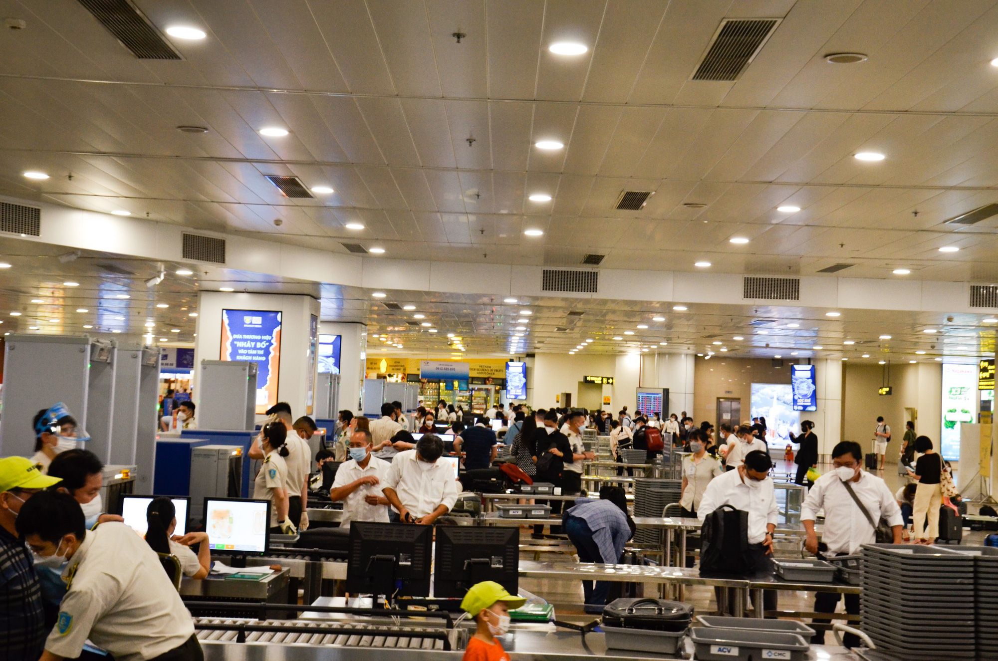 Khách đến sân bay Nội Bài tăng kỷ lục - Ảnh 3. Khách đến sân bay Nội Bài tăng kỷ lục - Ảnh 3.