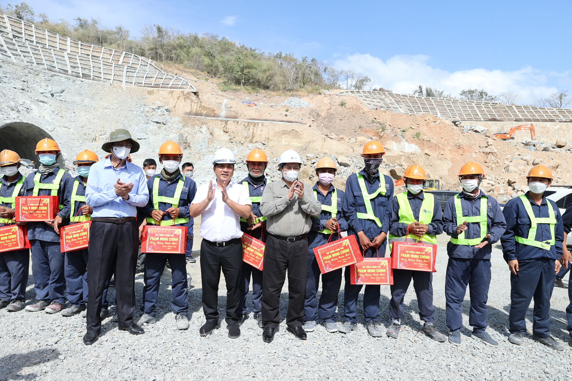 Thủ tướng chúc Tết và trao quà cho cán bộ kỹ sư làm việc xuyên Tết Trên tuyến tại cửa hầm đường bộ qua núi Dốc Sạn