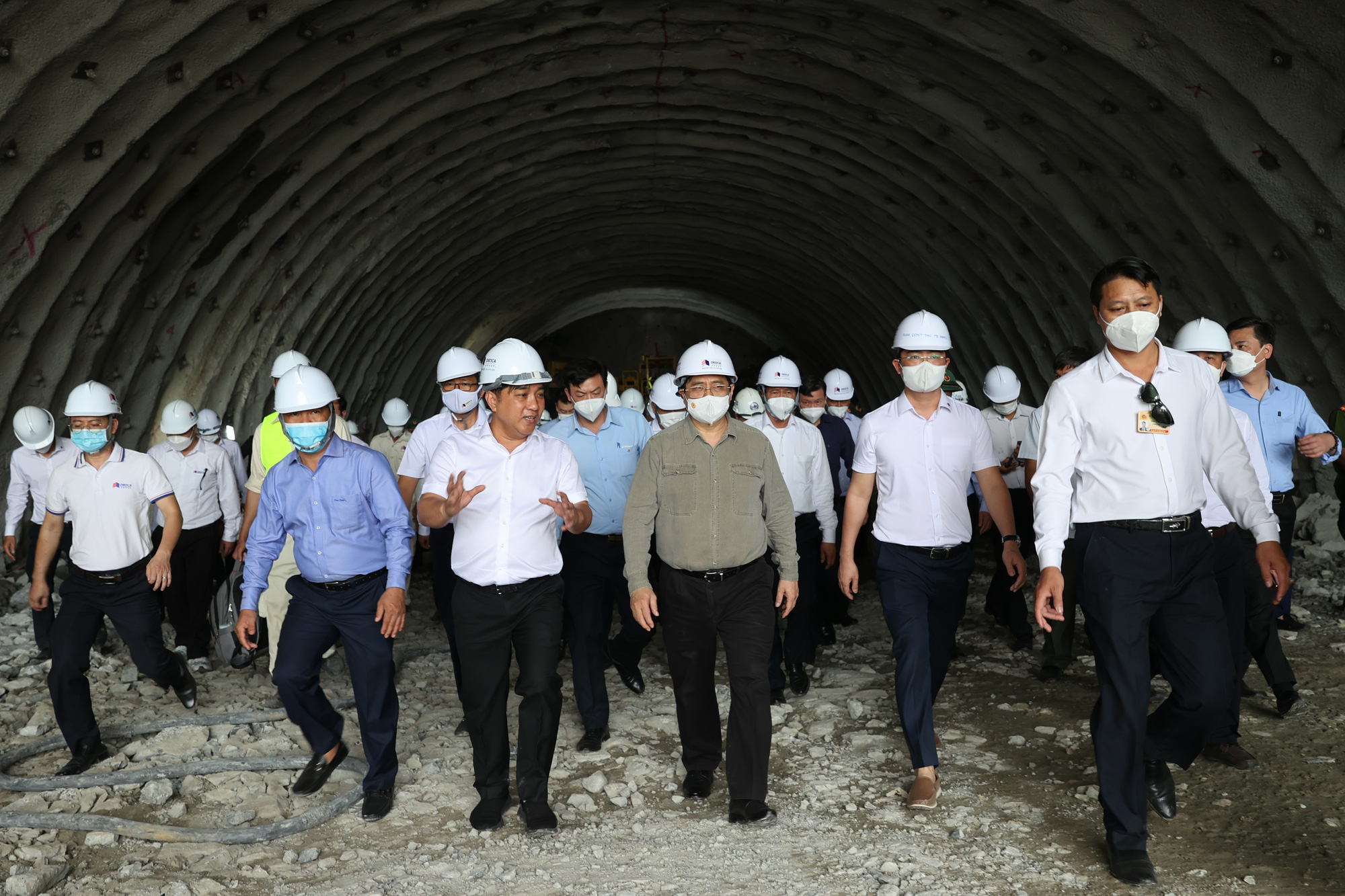 Thủ tướng Phạm Minh Chính và đoàn công tác thị sát hầm Núi Vung phận tỉnh Ninh Thuận dài 2,2km, quy mô 3 làn xe, bề rộng hầm 14m.