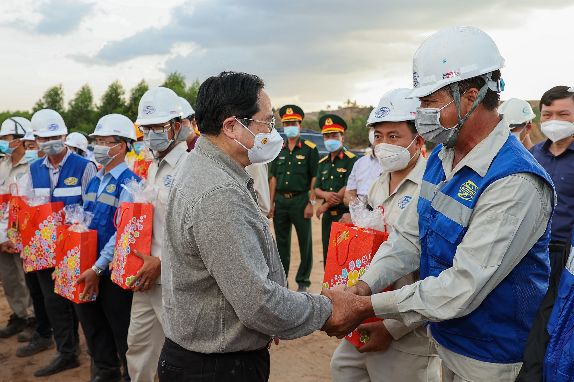 Tại công trường thi công tuyến đường cao tốc Phan Thiết- Dầu Giây. Thủ tướng đã tặng quà động viên cán bộ kỹ sư đã làm việc xuyên Tết không nghỉ để đẩy nhanh tiến độ dự án.