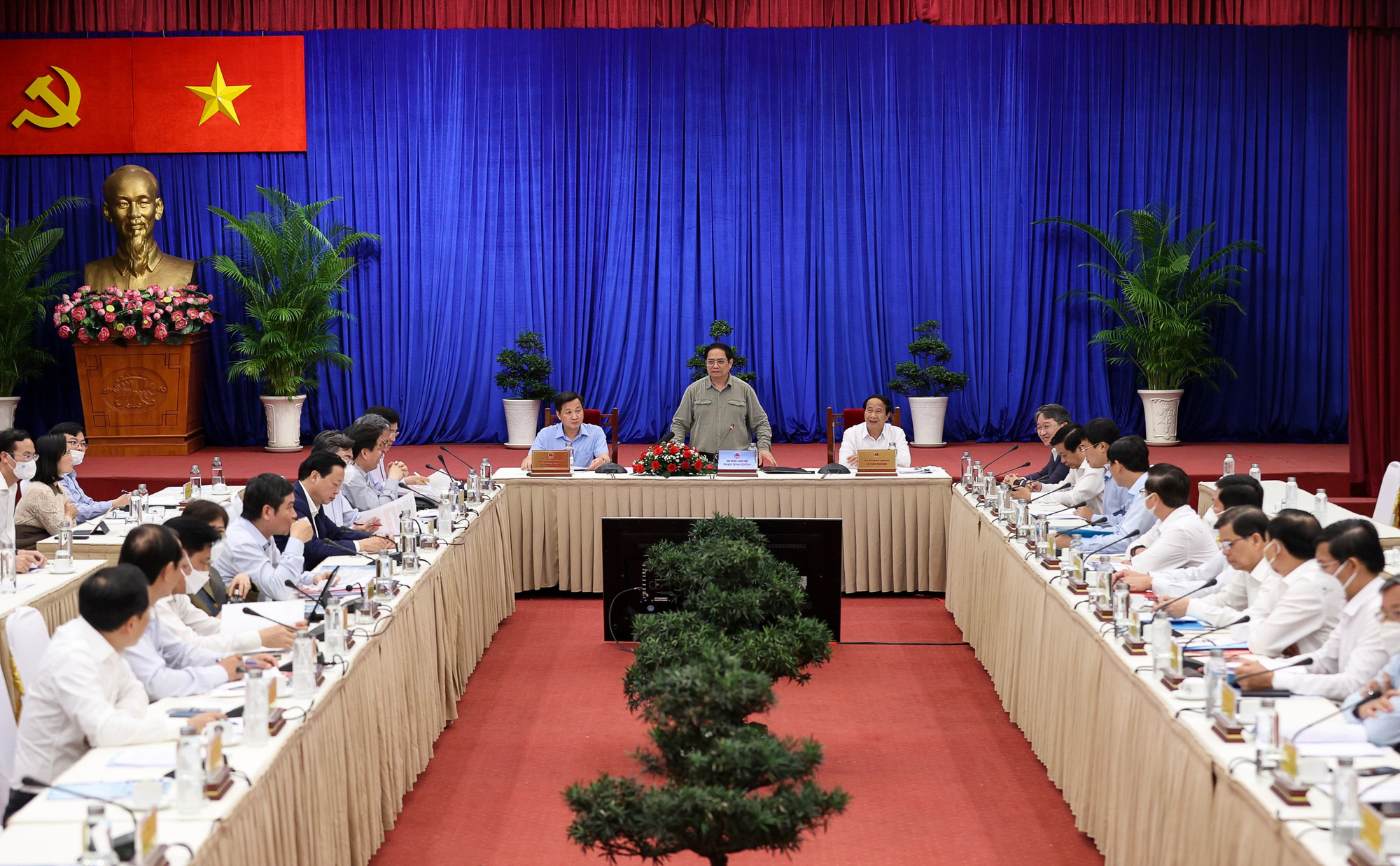 Tối muộn cùng ngày, tại Thành phố Hồ Chí Minh, Thủ tướng chủ trì cuộc họp kiểm điểm tiến độ thi công các dự án này.