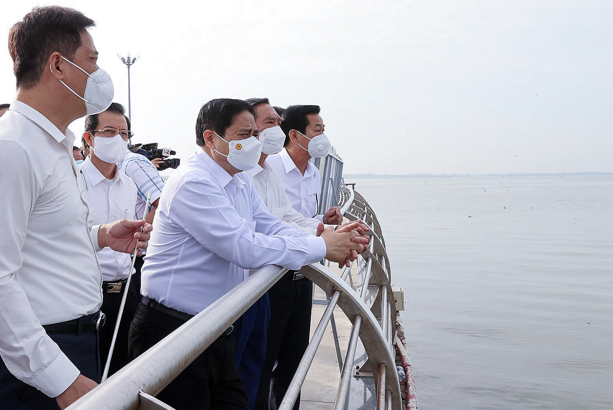 Trước khi chủ trì Hội nghị, Thủ tướng đi kiểm tra các dự án đường ven biển của tỉnh, hệ thống các công trình thủy lợi, dự án cấp điện cho các xã đảo của tỉnh Kiên Giang và điều chỉnh quy hoạch chung thành phố Rạch Giá.
