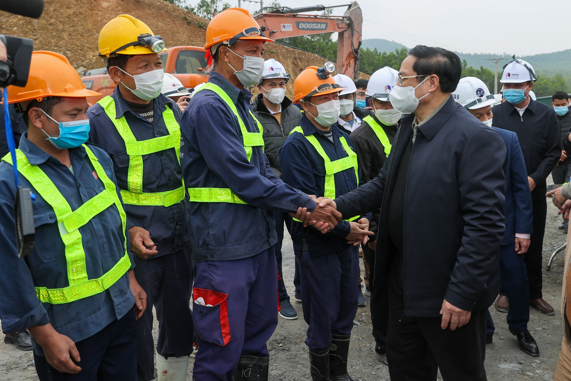 Thủ tướng thăm, chúc Tết cán bộ, công nhân làm xuyên tết đang thi công hầm Thung Thi (thuộc xã Hà Lĩnh, huyện Hà Trung, Thanh Hóa), tuyến cao tốc Nghi Sơn - Diễn Châu thuộc dự án cao tốc Bắc – Nam
