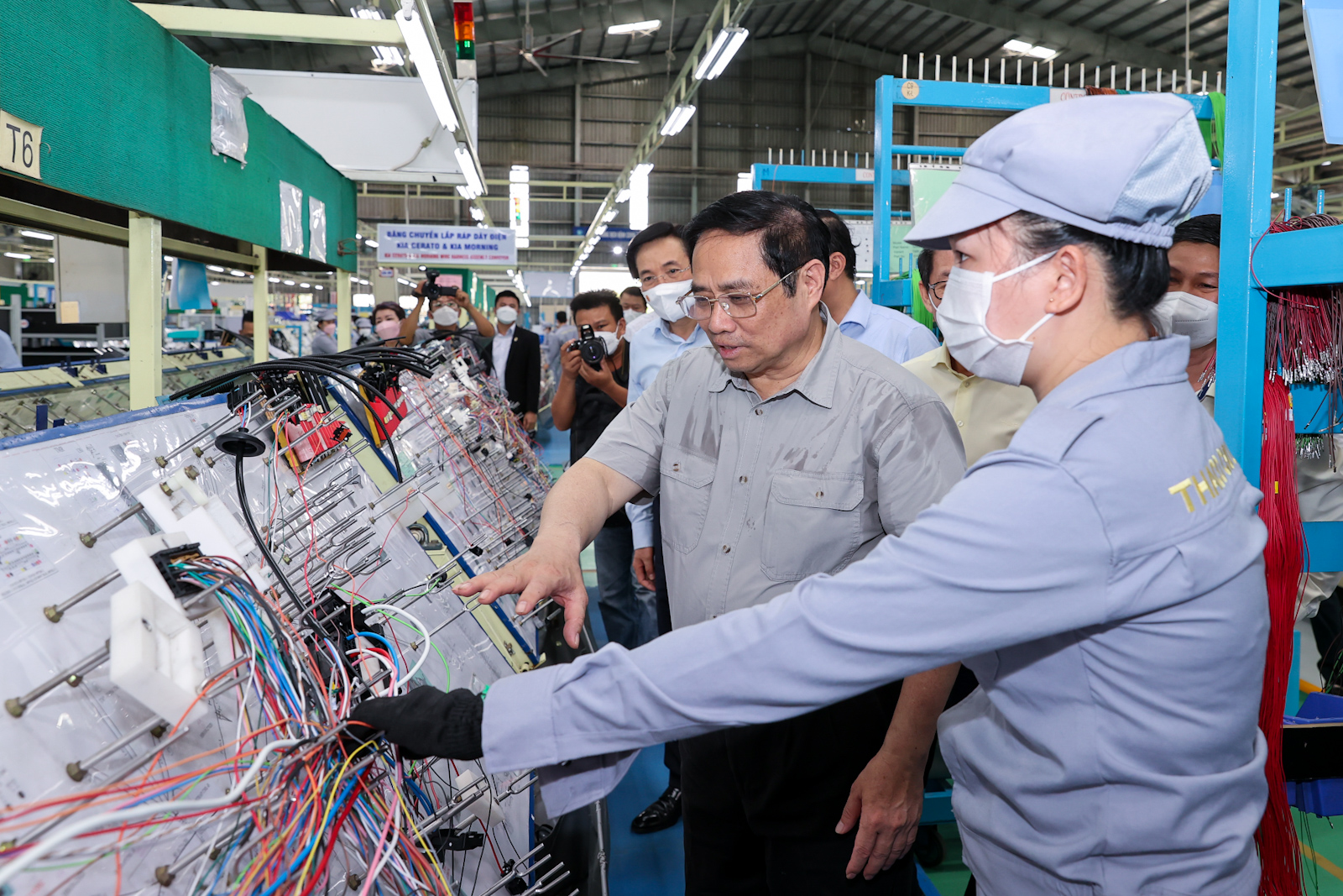 Thủ tướng thăm dây chuyền sản xuất linh kiện, lắp ráp ô tô của Công ty Cổ phần Tập đoàn Trường Hải (THACO) tại khu kinh tế mở Chu Lai, tỉnh Quảng Nam.
