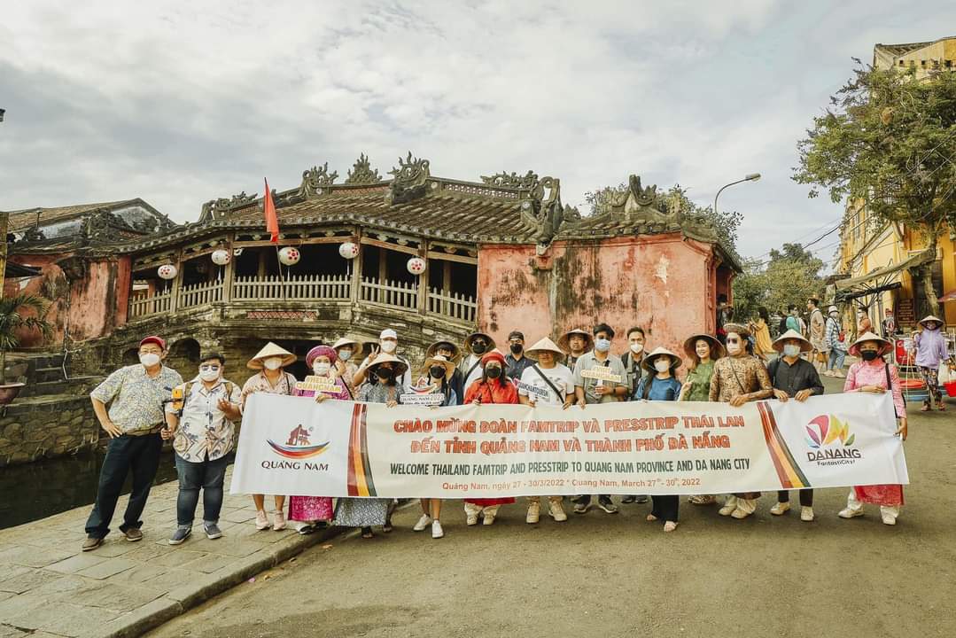 Du lịch Hội An là một trải nghiệm tuyệt vời cho bạn khám phá nét đẹp cổ kính và thanh bình của thành phố cổ. Đến Hội An, bạn sẽ được tận hưởng không khí mát mẻ của sông Hội An và chiêm ngưỡng những sản vật thủ công tinh xảo của các điêu khắc gia và thợ may. Hãy đến Hội An và tận hưởng chuyến du lịch tuyệt vời này!