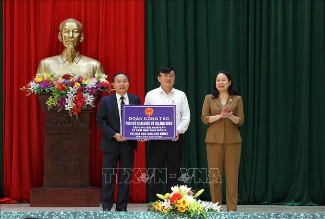 Phó Chủ tịch nước Võ Thị Ánh Xuân thăm, tặng quà tại Nghệ An - Ảnh 3.