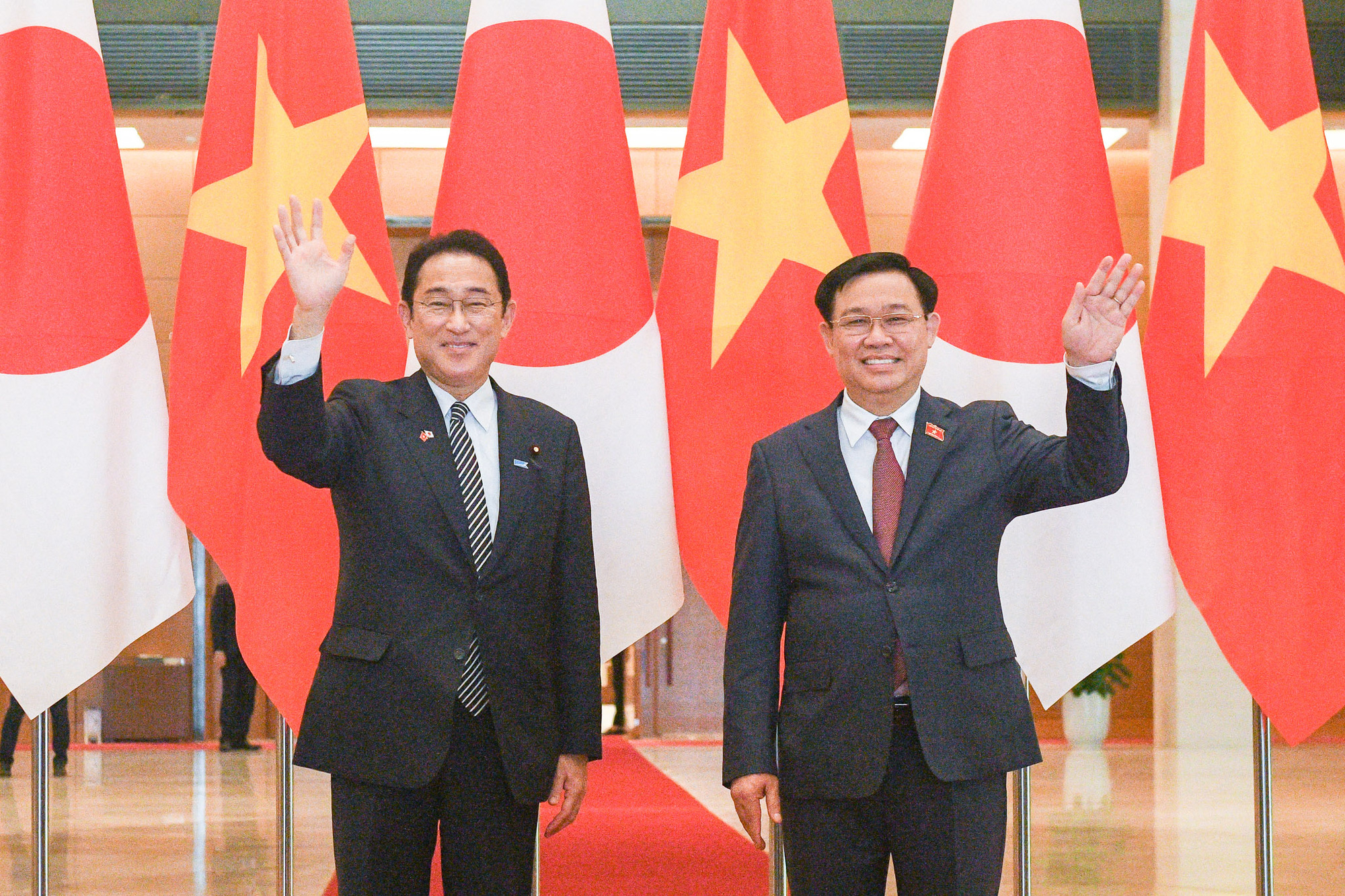 Chủ tịch Quốc hội Vương Đình Huệ hội kiến Thủ tướng Nhật Bản Kishida Fumio - Ảnh 1.