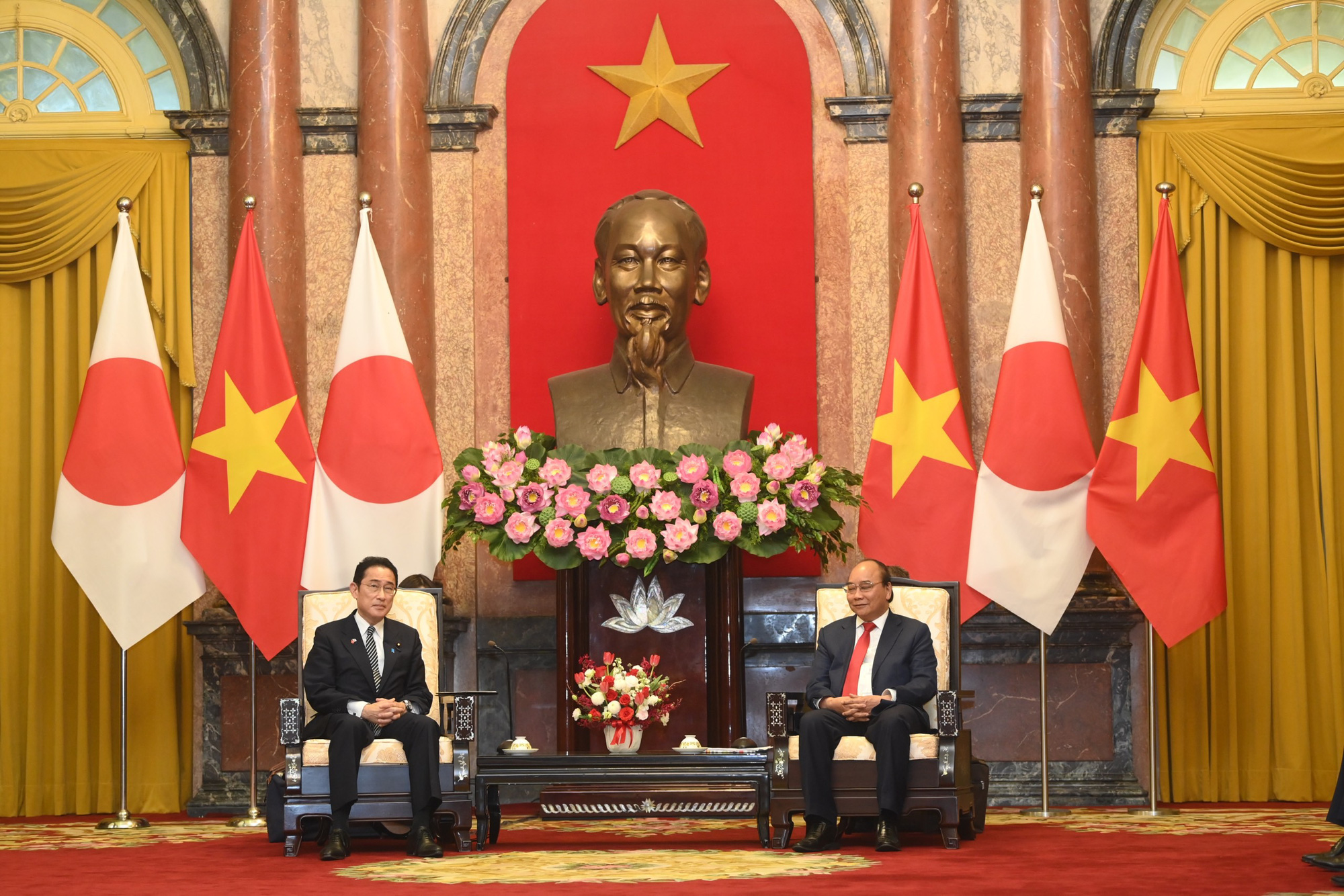 Chủ tịch nước tiếp và mời cơm thân mật Thủ tướng Nhật Bản - Ảnh 1.
