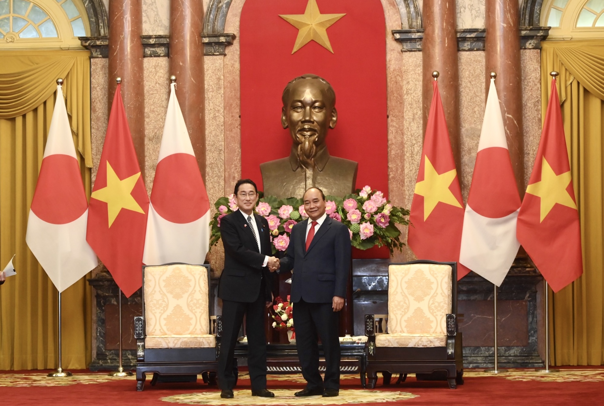 Chủ tịch nước tiếp và mời cơm thân mật Thủ tướng Nhật Bản - Ảnh 3.