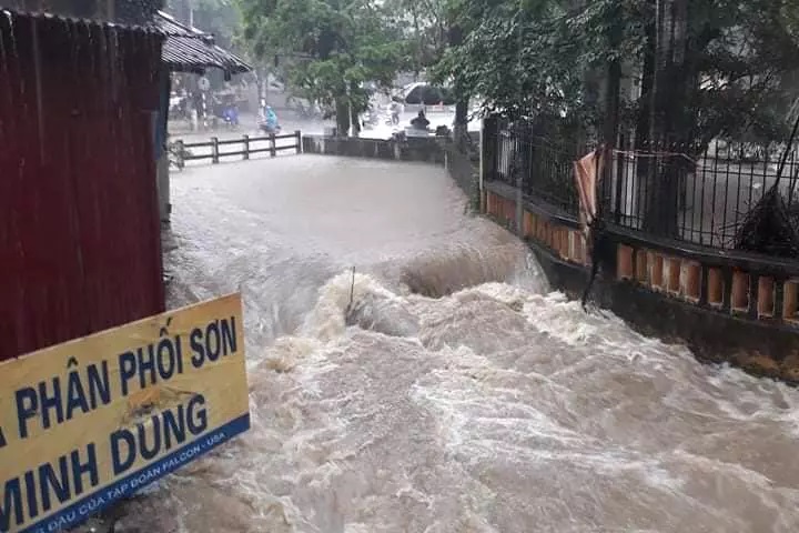 Mưa lớn diện rộng, Lạng Sơn chìm trong biển nước, nhiều ngôi nhà bị đổ sập - Ảnh 4. Mưa lớn diện rộng, Lạng Sơn chìm trong biển nước, nhiều ngôi nhà bị đổ sập - Ảnh 4.