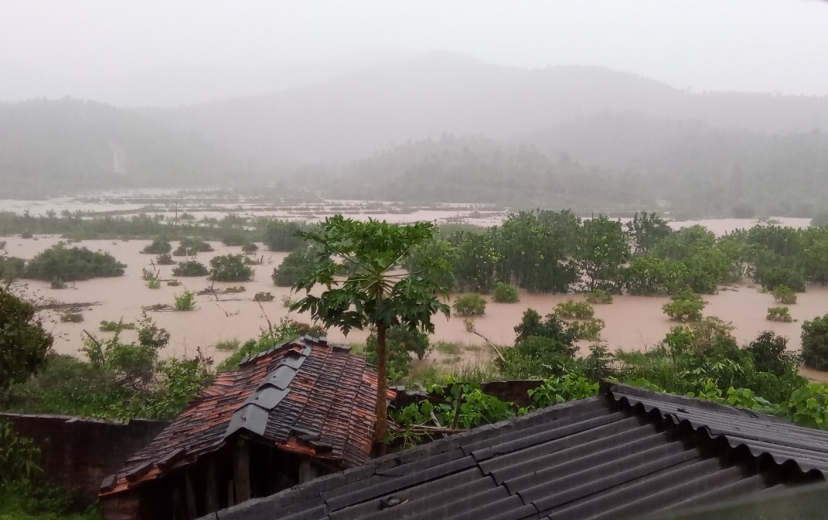 Lạng Sơn chìm trong 'biển nước'; Bắc Kạn tảng đá to như ngôi nhà sập xuống mặt đường - Ảnh 10. Lạng Sơn chìm trong 'biển nước'; Bắc Kạn tảng đá to như ngôi nhà sập xuống mặt đường - Ảnh 10.