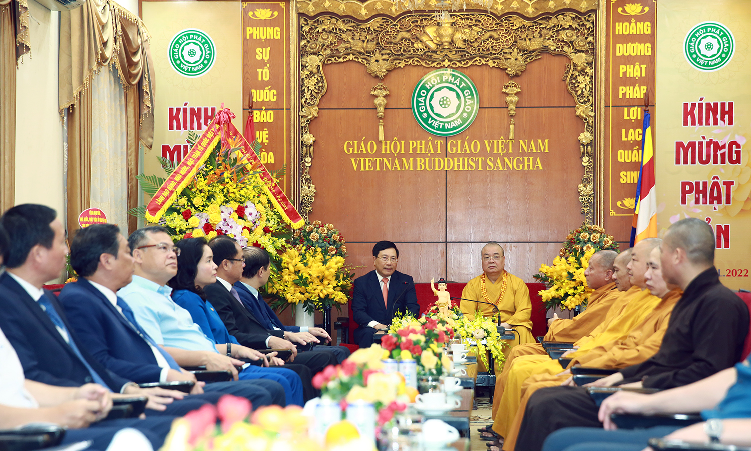 Phó Thủ tướng Thường trực chúc mừng Đại lễ Phật đản Phật lịch 2566 - Ảnh 1.
