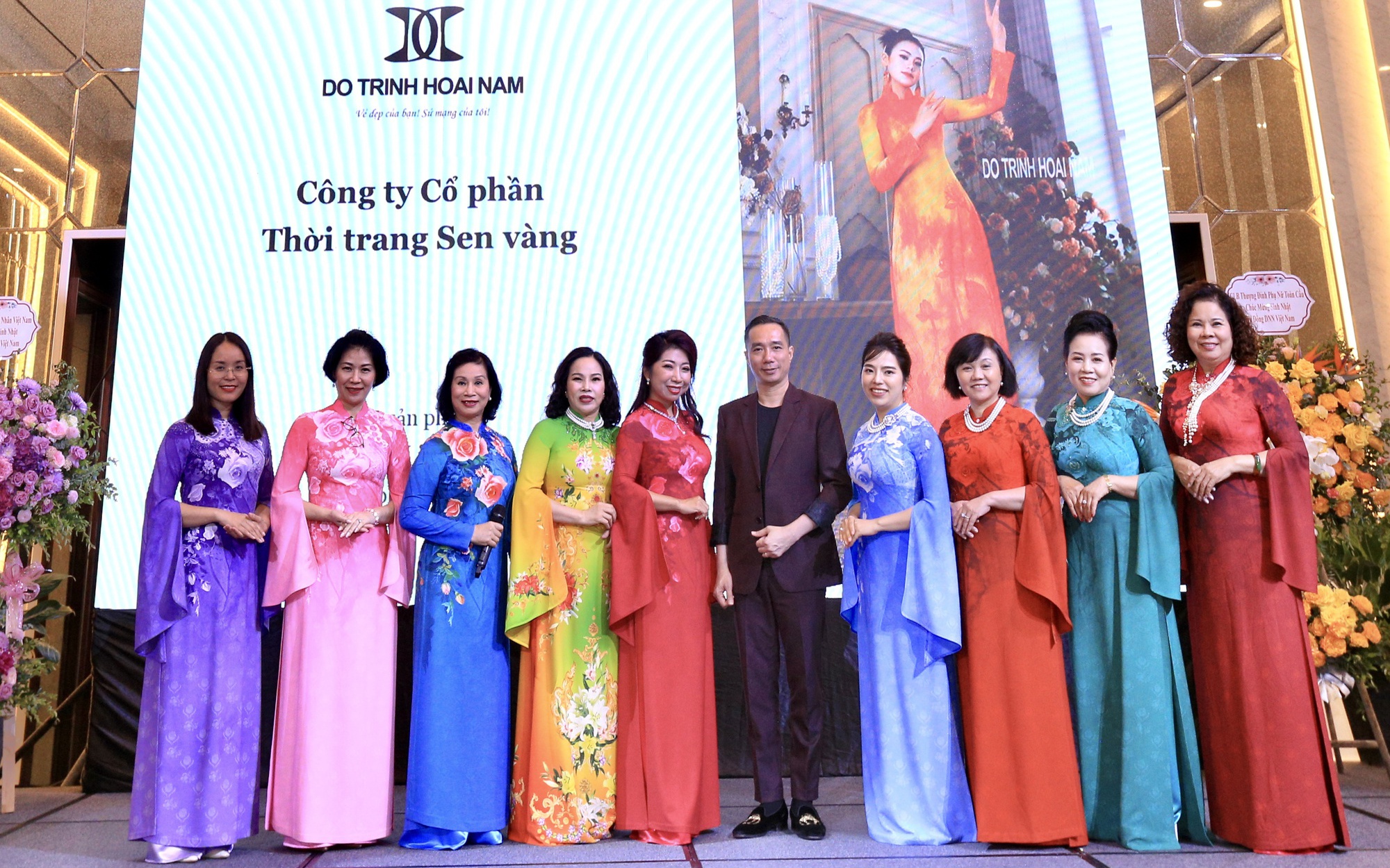 Vẻ đẹp nữ doanh nhân Việt tỏa sáng trong bộ sưu tập ‘Bông hồng vàng’
