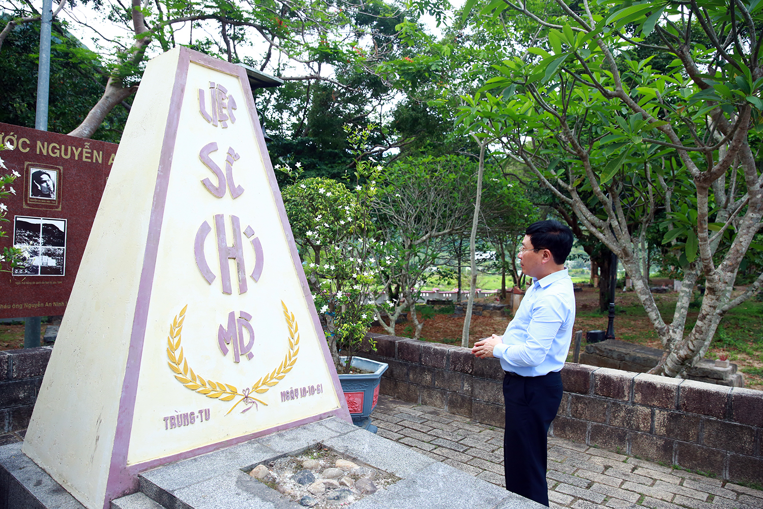 Phó Thủ tướng Phạm Bình Minh dâng hương tại Nghĩa trang Hàng Dương - Ảnh 4.