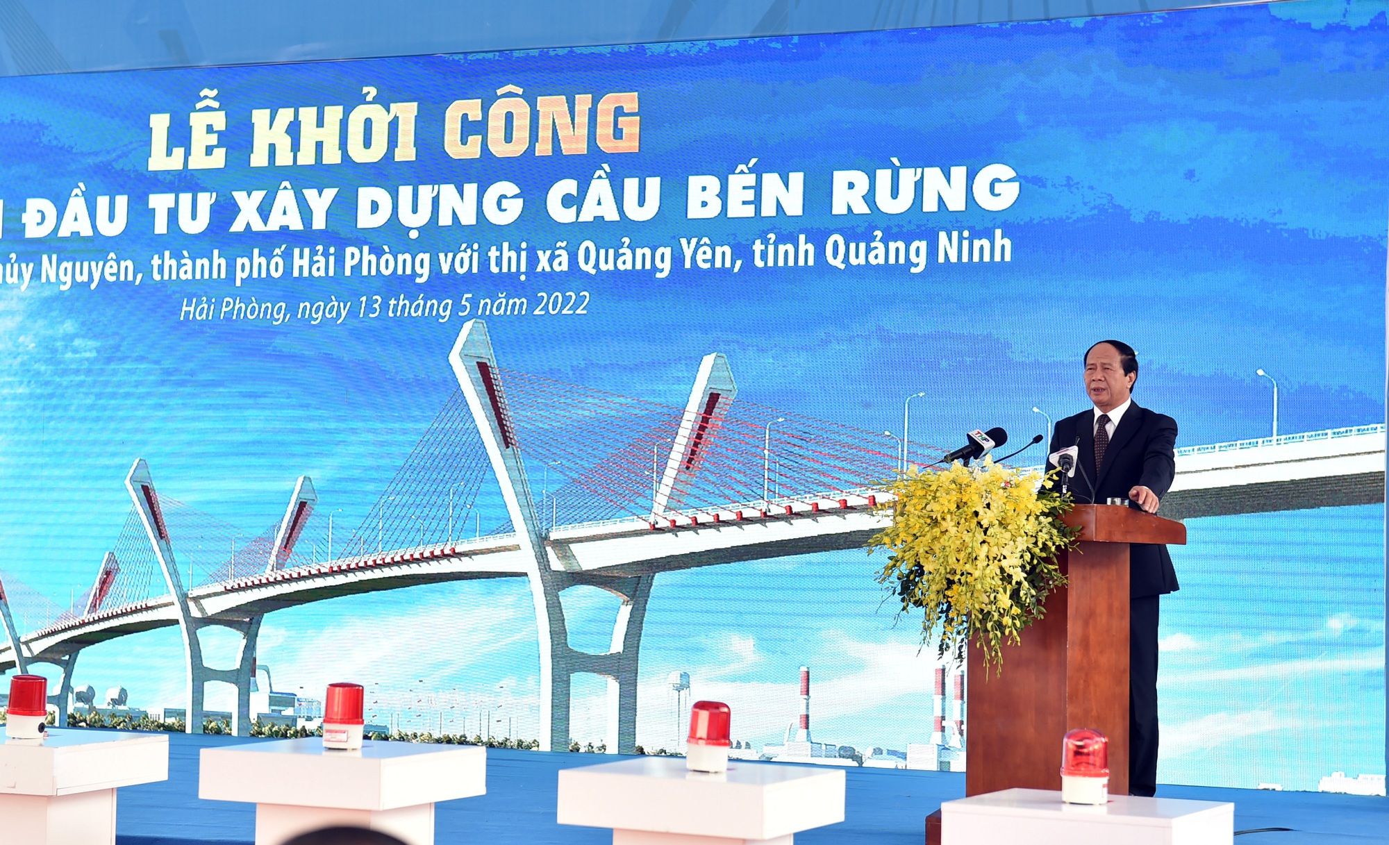 Phó Thủ tướng Lê Văn Thành bấm nút khởi công xây dựng cầu Bến Rừng, nối Hải Phòng với Quảng Ninh - Ảnh 1.