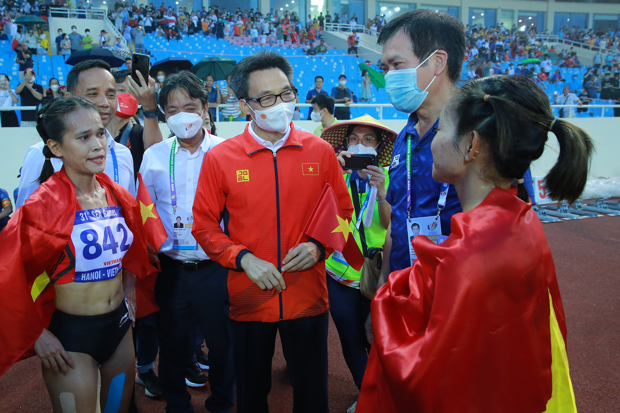 Phó Thủ tướng Vũ Đức Đam thăm, động viên các VĐV thi đấu tại SEA Games 31 - Ảnh 1.