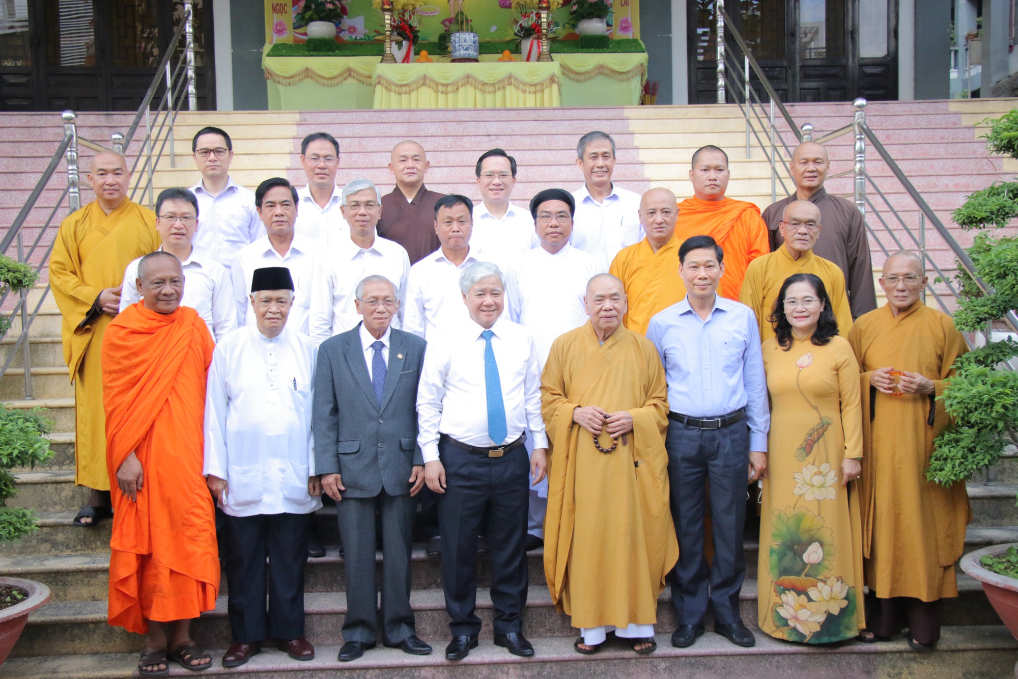 Đồng chí Đỗ Văn Chiến thăm, chúc mừng chức sắc tôn giáo tại TPHCM - Ảnh 1.