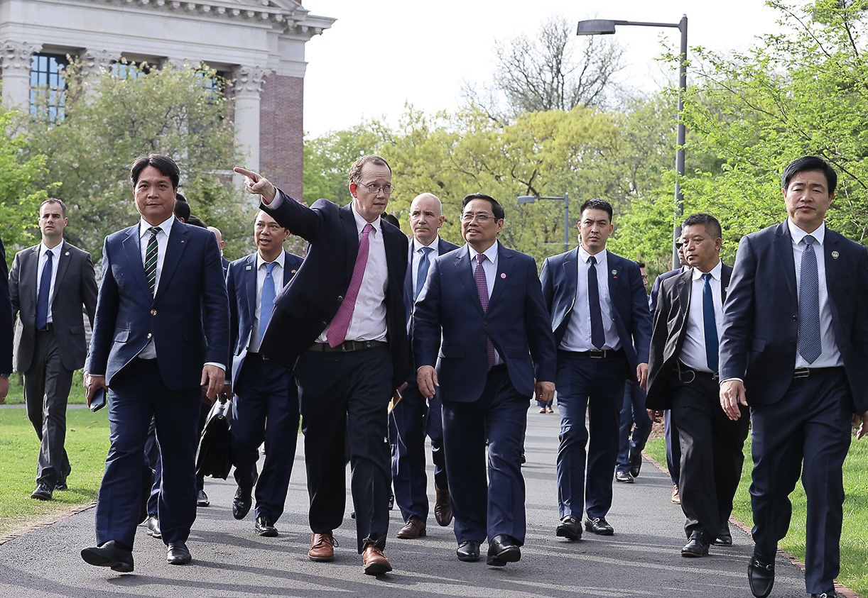Thủ tướng Phạm Minh Chính thăm quan Đại học Havard - Ảnh: VGP/Nhật Bắc 