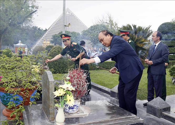 Chủ tịch nước tưởng niệm các Anh hùng liệt sĩ, tặng quà cựu chiến binh Điện Biên Phủ  - Ảnh 1.