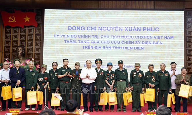 Chủ tịch nước tưởng niệm các Anh hùng liệt sĩ, tặng quà cựu chiến binh Điện Biên Phủ  - Ảnh 2.