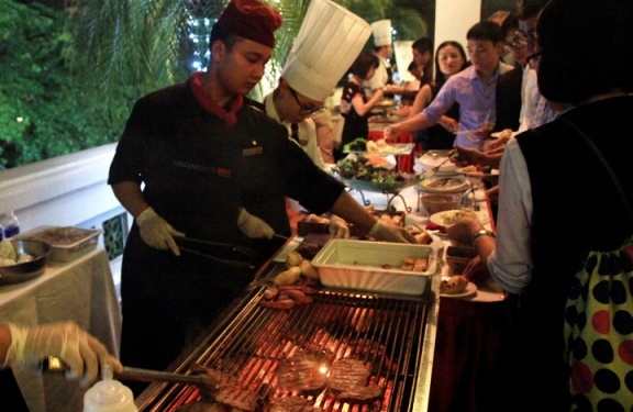 Tuần lễ Argentina tại Hà Nội: Nếm thử rượu vang, thịt bò, nhảy tango - Ảnh 1.