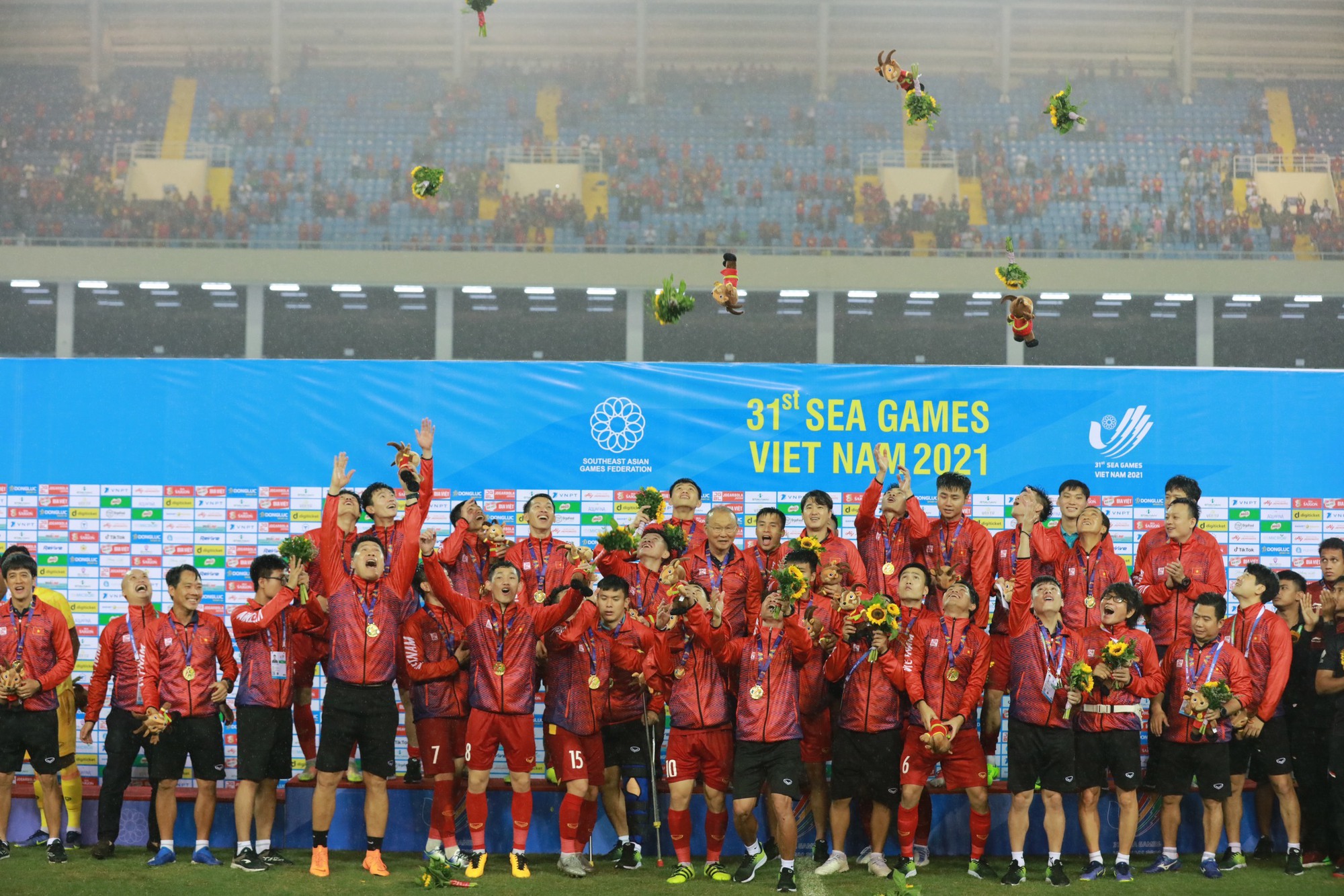 Cùng chúc mừng đội tuyển U23 Việt Nam với những hình ảnh đầy cảm xúc và ý nghĩa. Bộ sưu tập này sẽ mang lại niềm vui và cảm hứng cho bạn khi theo dõi những chàng trai của chúng ta trên hành trình vinh quang tại giải bóng đá U23 châu Á.