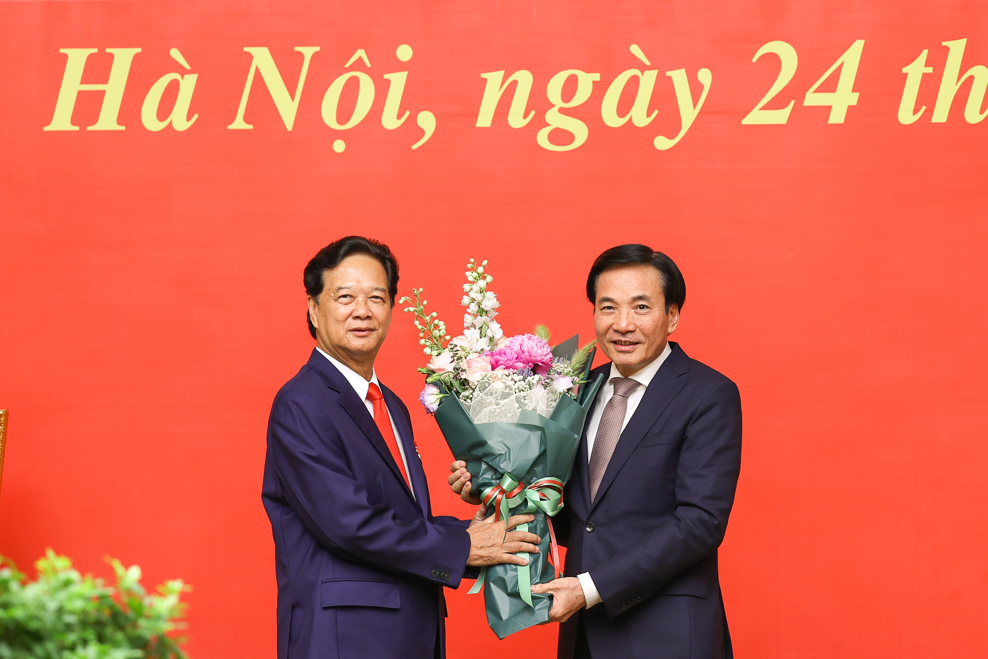 Trao Huy hiệu 55 năm tuổi Đảng tặng nguyên Thủ tướng Nguyễn Tấn Dũng - Ảnh 3.