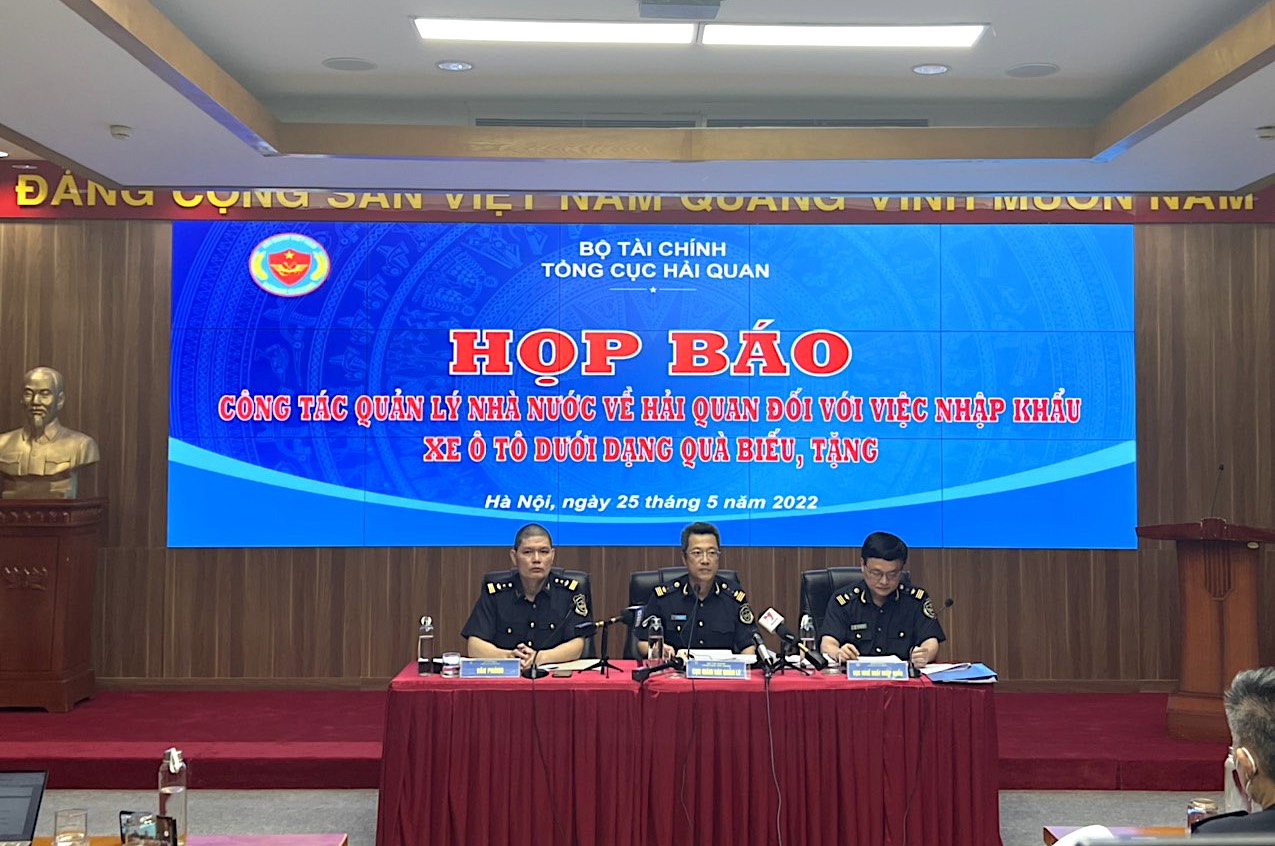 Hải quan: vẫn thu đủ thuế dù xe “đội lốt” quà biếu - Ảnh 2.