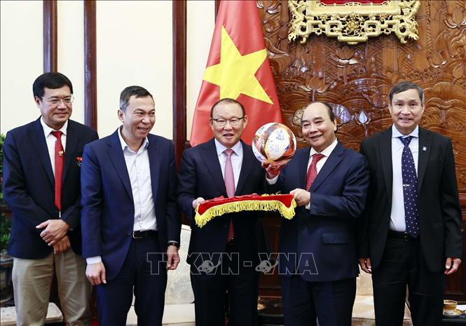 Chủ tịch nước Nguyễn Xuân Phúc tiếp HLV của hai Đội tuyển Bóng đá Việt Nam - Ảnh 1.