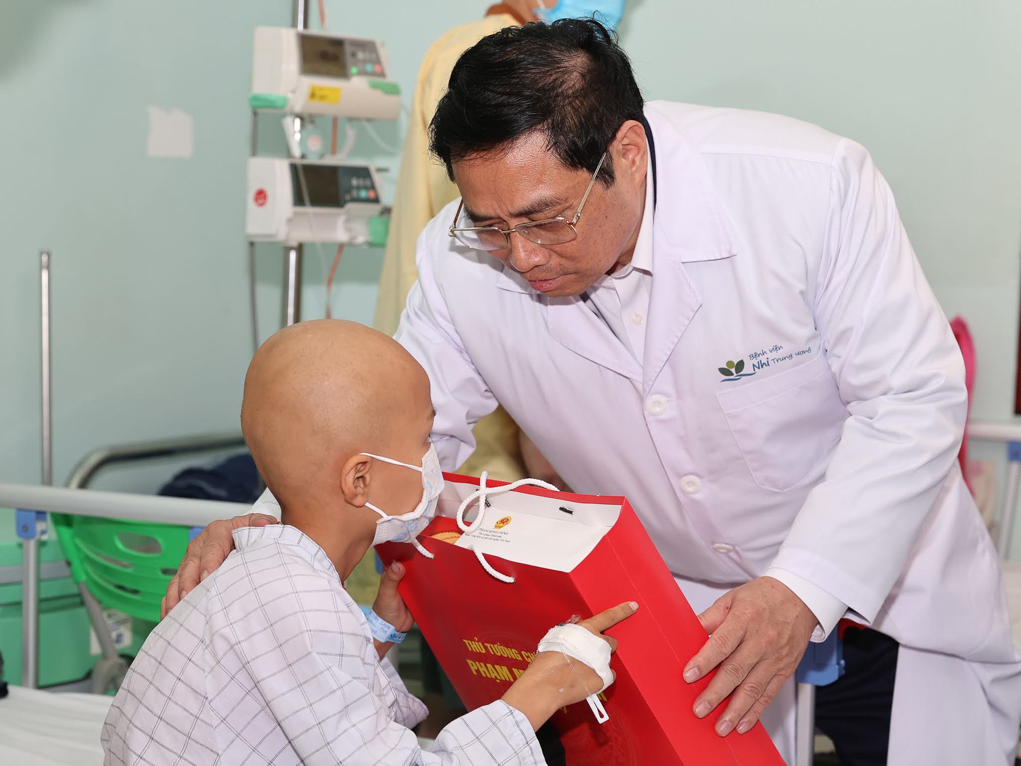 Thủ tướng thăm, tặng quà các bệnh nhi nhân ngày 1/6 - Ảnh 2.