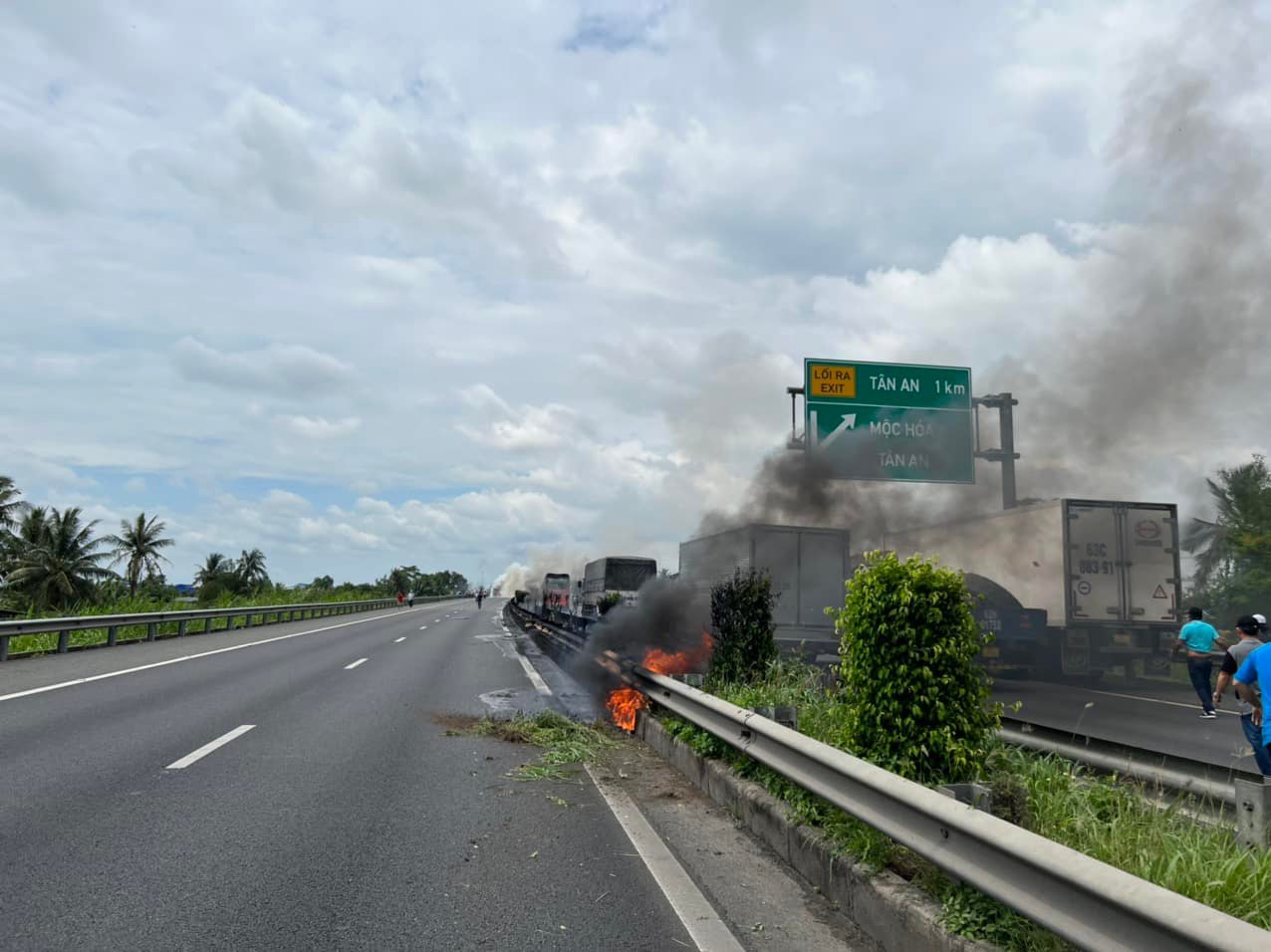 Xe chở dầu tự bốc cháy trên cao tốc TPHCM - Trung Lương - Ảnh 1. Xe chở dầu tự bốc cháy trên cao tốc TPHCM - Trung Lương - Ảnh 1.