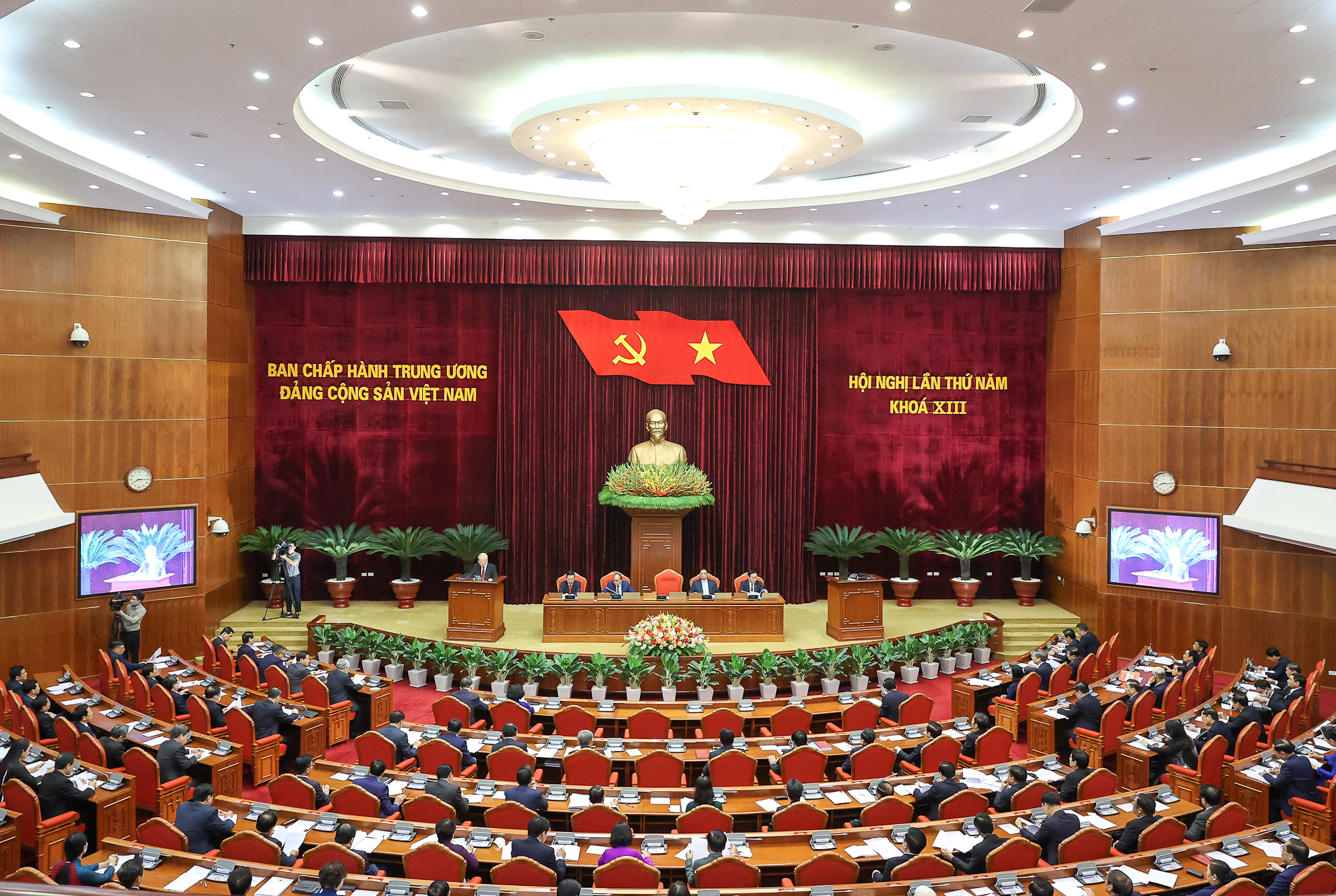 Thông báo Hội nghị lần thứ năm Ban Chấp hành Trung ương khóa XIII