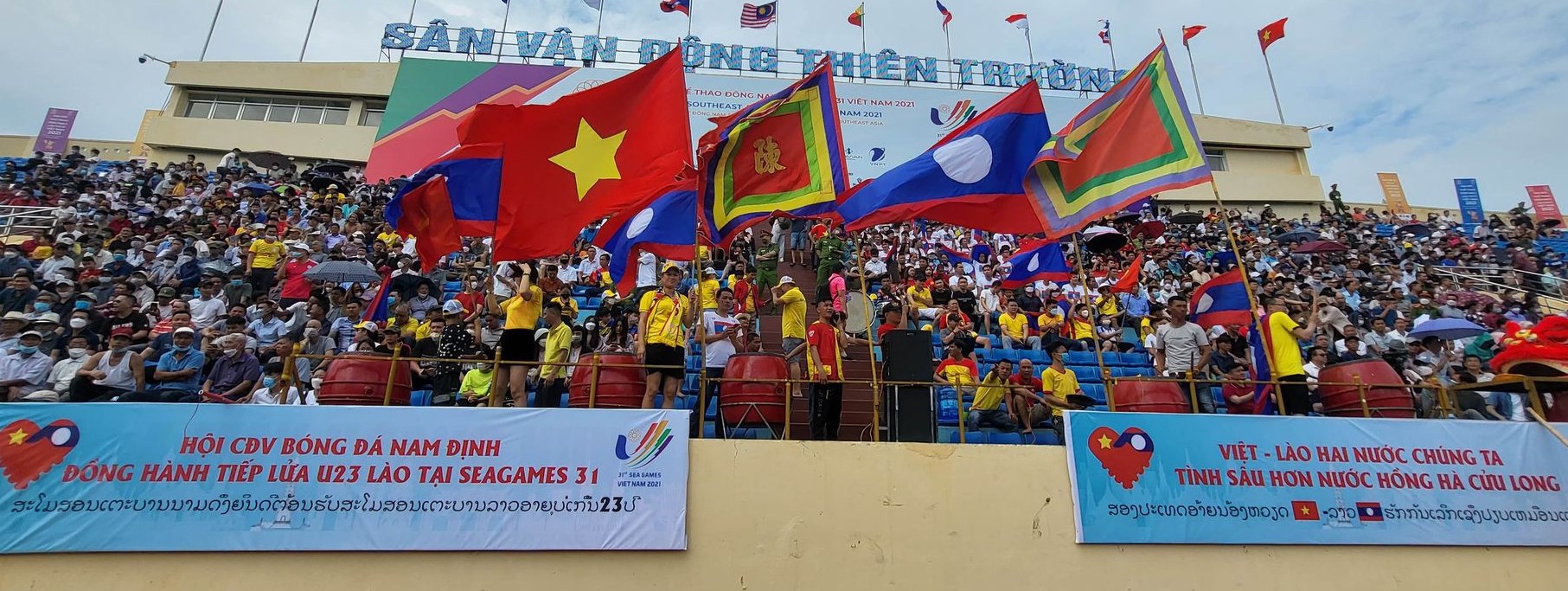 CĐV Nam Định: Những CĐV của Nam Định luôn được biết đến là những người yêu bóng đá đích thực, với sự nhiệt tình hỗ trợ đội bóng của mình trong mỗi trận đấu. Nhờ sự cổ vũ của các CĐV, đội bóng được truyền động lực để phát huy tối đa khả năng và giành chiến thắng.