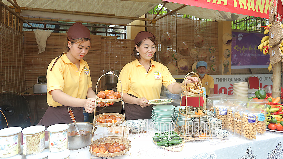 Nam Định giới thiệu di sản văn hóa, đặc sản ẩm thực tại 'Thánh địa' Thiên Trường - Ảnh 3. Nam Định giới thiệu di sản văn hóa, đặc sản ẩm thực tại 'Thánh địa' Thiên Trường - Ảnh 3.