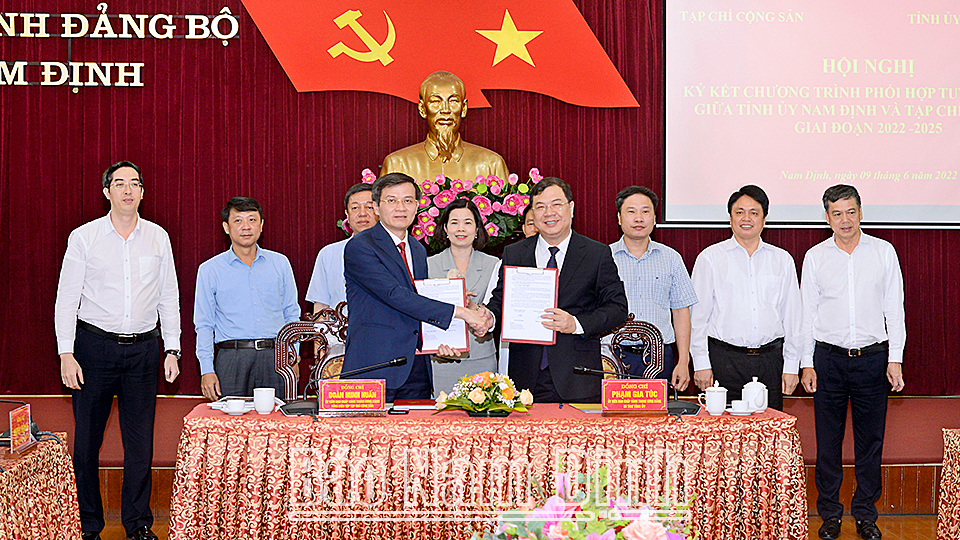 Tỉnh ủy Nam Định và Tạp chí Cộng sản ký kết Chương trình phối hợp tuyên truyền - Ảnh 2.