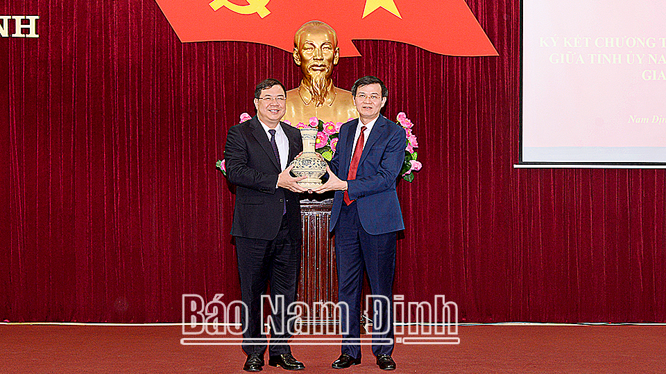 Tỉnh ủy Nam Định và Tạp chí Cộng sản ký kết Chương trình phối hợp tuyên truyền - Ảnh 4.