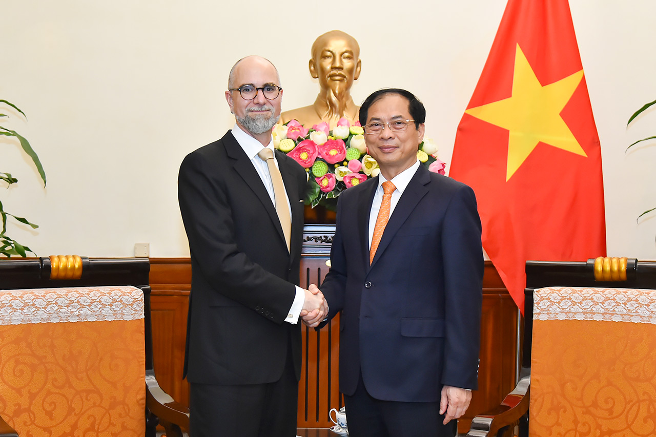 Bộ trưởng Ngoại giao Bùi Thanh Sơn tiếp Đại sứ Canada tại Việt Nam Shawn Steil - Ảnh 1.