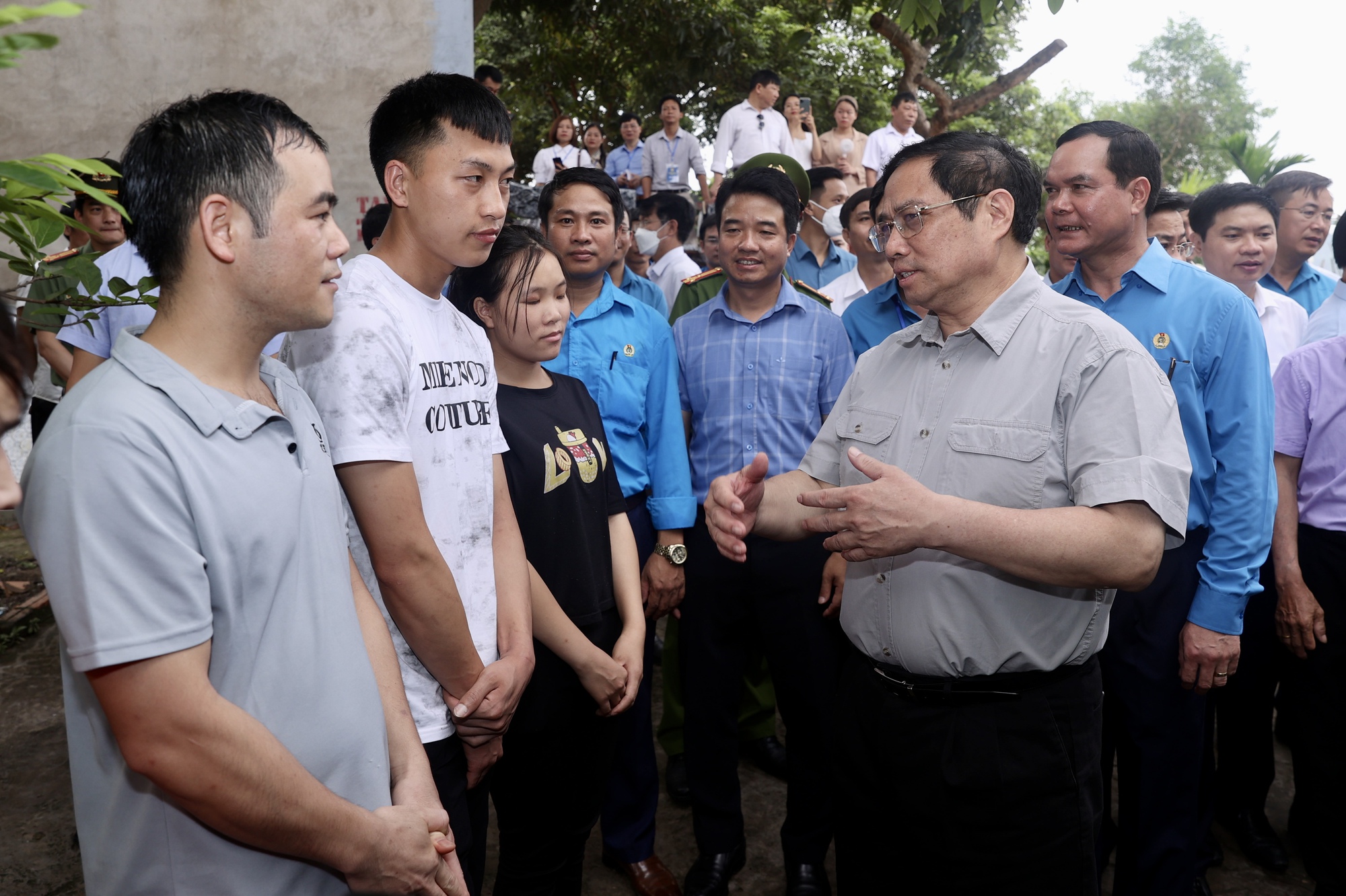 Thủ tướng thăm, tặng quà công nhân; kiểm tra thi công cây cầu huyết mạch tại Bắc Giang - Ảnh 1.