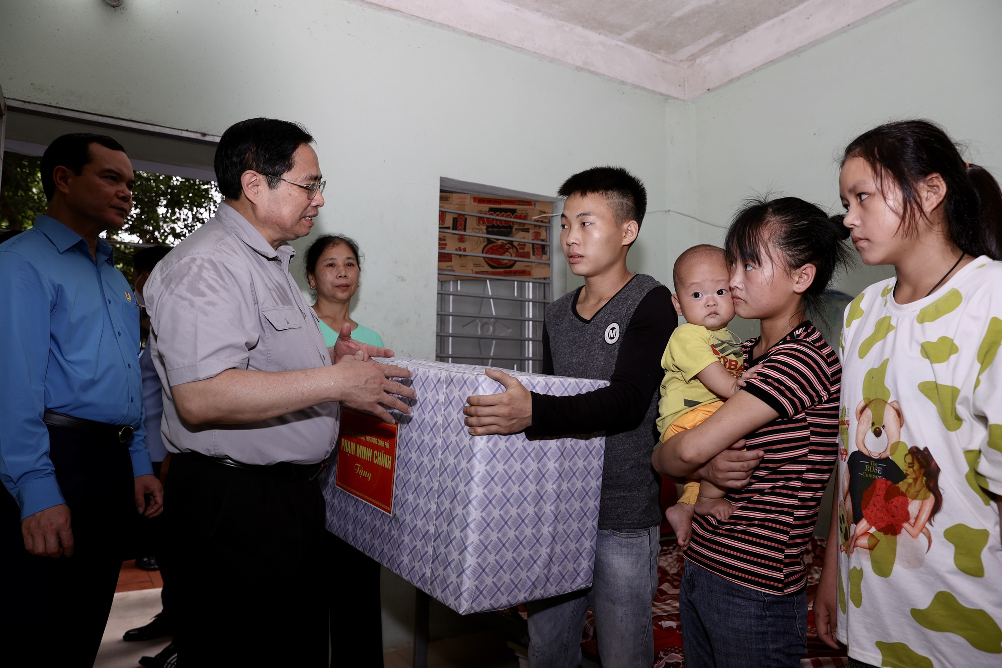 Thủ tướng thăm, tặng quà công nhân; kiểm tra thi công cây cầu huyết mạch tại Bắc Giang - Ảnh 4.