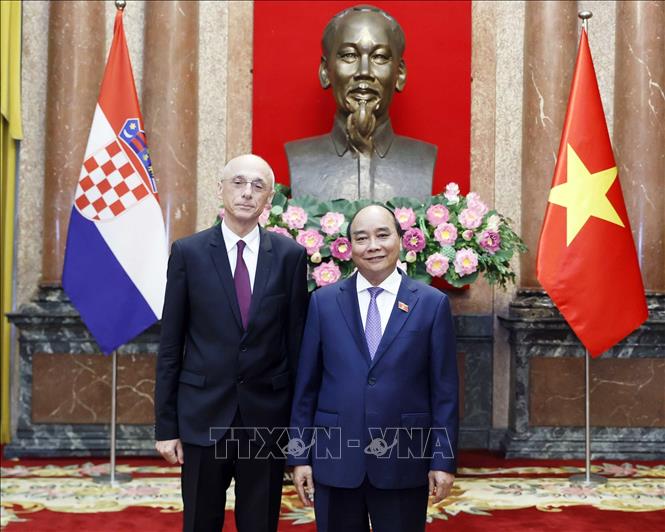 Chủ tịch nước Nguyễn Xuân Phúc tiếp các Đại sứ Croatia, Sénégal trình Quốc thư - Ảnh 1.
