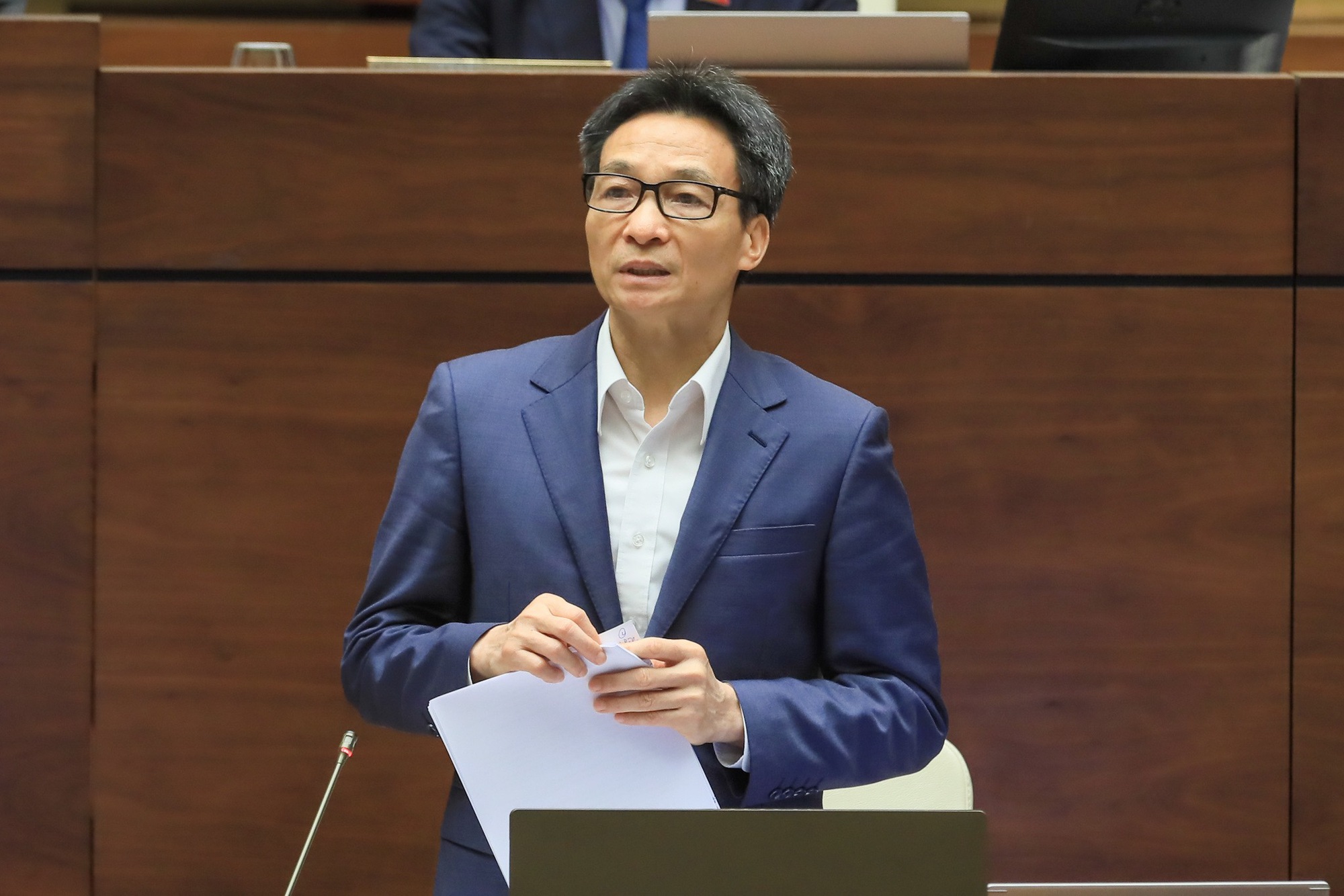 Phó Thủ tướng Vũ Đức Đam làm rõ một số vấn đề trong dự án Luật Khám bệnh, chữa bệnh (sửa đổi) - Ảnh 3. Phó Thủ tướng Vũ Đức Đam làm rõ một số vấn đề trong dự án Luật Khám bệnh, chữa bệnh (sửa đổi) - Ảnh 3.