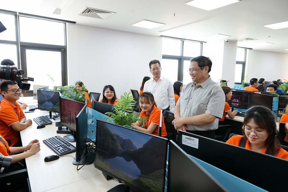 Thủ tướng khảo sát một số nhà máy, dự án công nghệ tại Đà Nẵng - Ảnh 3.