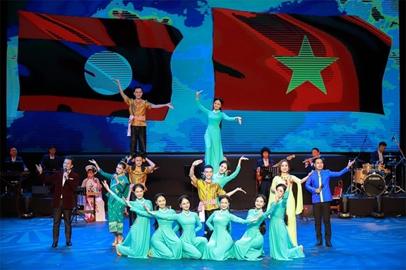 Giới thiệu văn hóa, đất nước, con người Việt Nam tại Lào - Ảnh 1.
