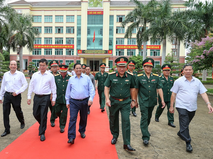 Thủ tướng thăm lực lượng vũ trang tỉnh Đắk Lắk, yêu cầu luôn sẵn sàng chiến đấu ở mức cao nhất - Ảnh 7.