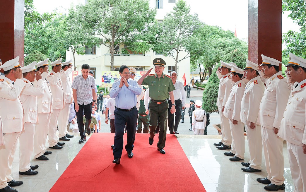 Thủ tướng thăm lực lượng vũ trang tỉnh Đắk Lắk, yêu cầu luôn sẵn sàng chiến đấu ở mức cao nhất - Ảnh 2.