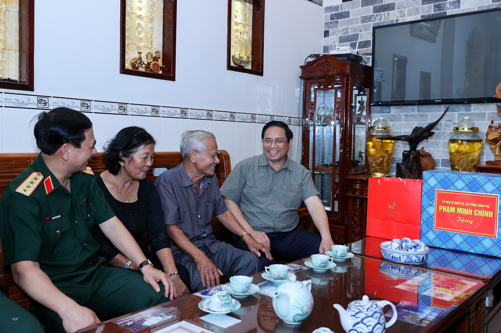 Thủ tướng khảo sát công trình giao thông trọng điểm, thăm gia đình chính sách tại Cần Thơ - Ảnh 2.